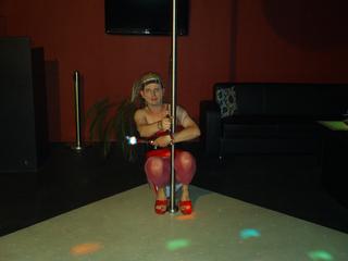 Im Privatclub tanze ich nur an der Stange und auf High Heels, mein Spielzeug habe ich immer dabei. Willst Du mir beim Tanzen zusehen und an meiner Seite sein? Meist trage ich Lack und Leder - mir wird immer ganz heiss, wenn ich an Dich denke. Eine vibrierende Disco-Kugel leuchtet die Emotionen aus. Lass uns gemeinsam feiern, denn Du machst mich so willenlos. Ich verführe Dich mit meinem Zauberstab, wenn Du es willst. Oder möchtest Du die Regie übernehmen. Aber vergiss nicht - mir ist so heiss!!! 