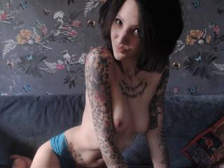 CharlineWax - Tattoos, Spanking, Parkplatz-Sex, Sexspielzeug, Voyeurismus, Natursekt, Outdoor, Rollenspiele, Piercing, Oralsex