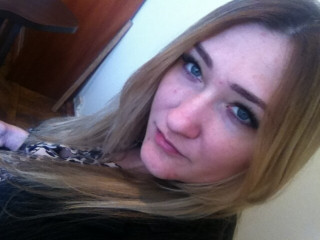 Hallo! Mein Name ist Alissa! Willkommen in meinem Raum! Lass uns spielen!