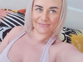 HornyVicky Hallo Männer! Ich bin sexsüchtig und stehe total auf irren Sex!! Wenn Du Bock auf Sex hast und 100 % auf Spass stehst, dann besuch mich unbedingt im Chat! Oh... schau mal! Bin gerade online! Also, auf was warten wir noch? Meine Hammertitten und mein nackter, geiler Körper warten auf deine Zunge.. ;)